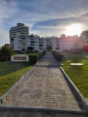 Apto. en Edif. Antibes. Hermoso entorno
